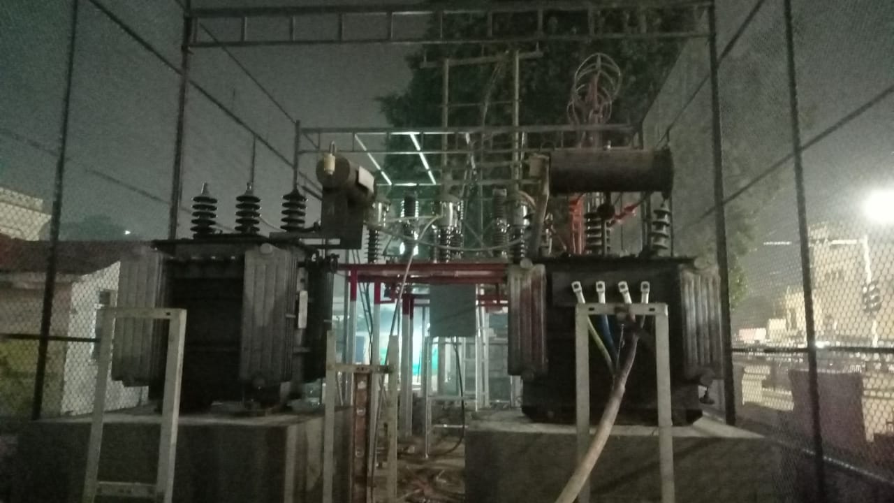 7-कोल डिपो रेलवे अंडरपास के निकट बरवार्ड वायर और राइजर्स को इंसुलेटे करते बिजलीकर्मी।-बिजली निग 7-कोल डिपो रेलवे अंडरपास के निकट बरवार्ड वायर और राइजर्स को इंसुलेटे करते बिजलीकर्मी।-बिजली निग