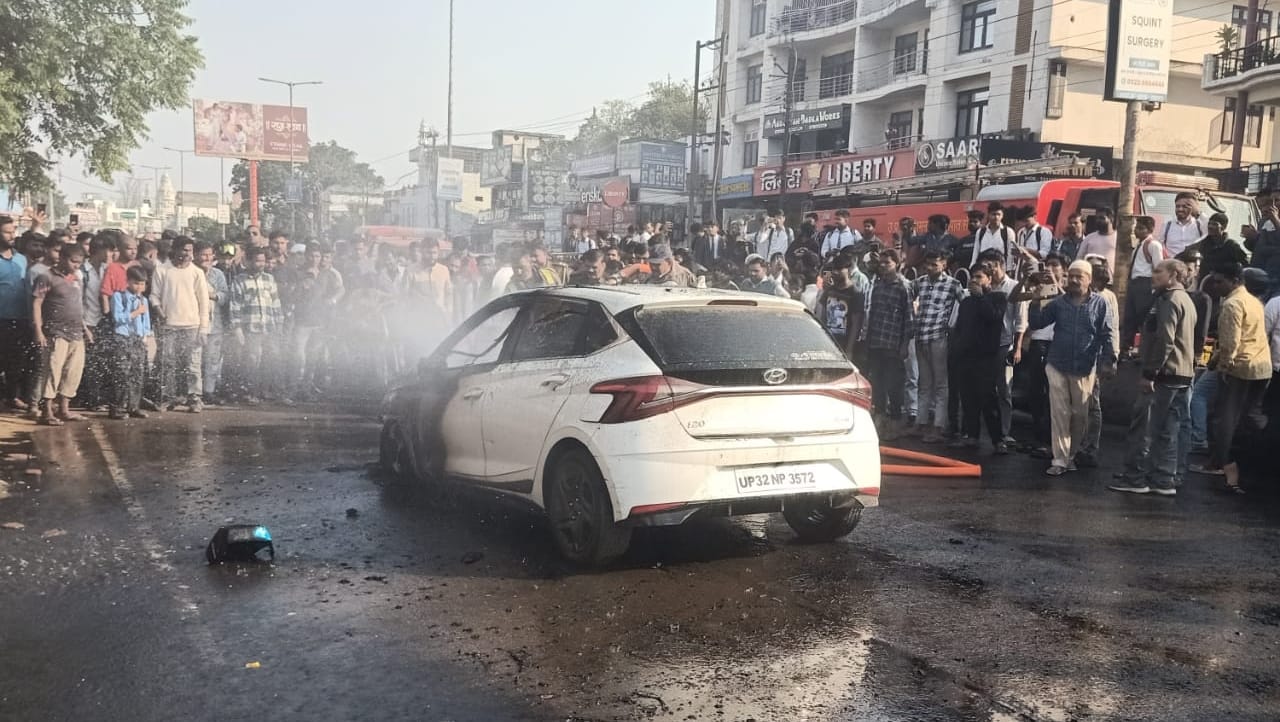 आग की चपेट में आई कार।