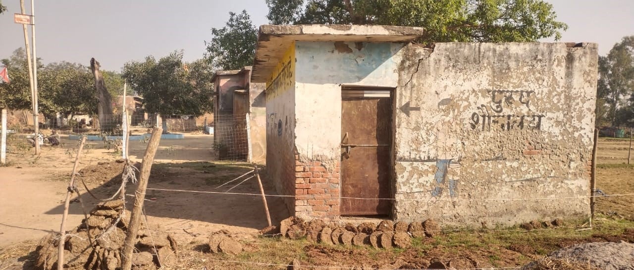 बंडा के गांव बंडी में सामुदायिक शौचालय में पड़ा ताला। संवाद
