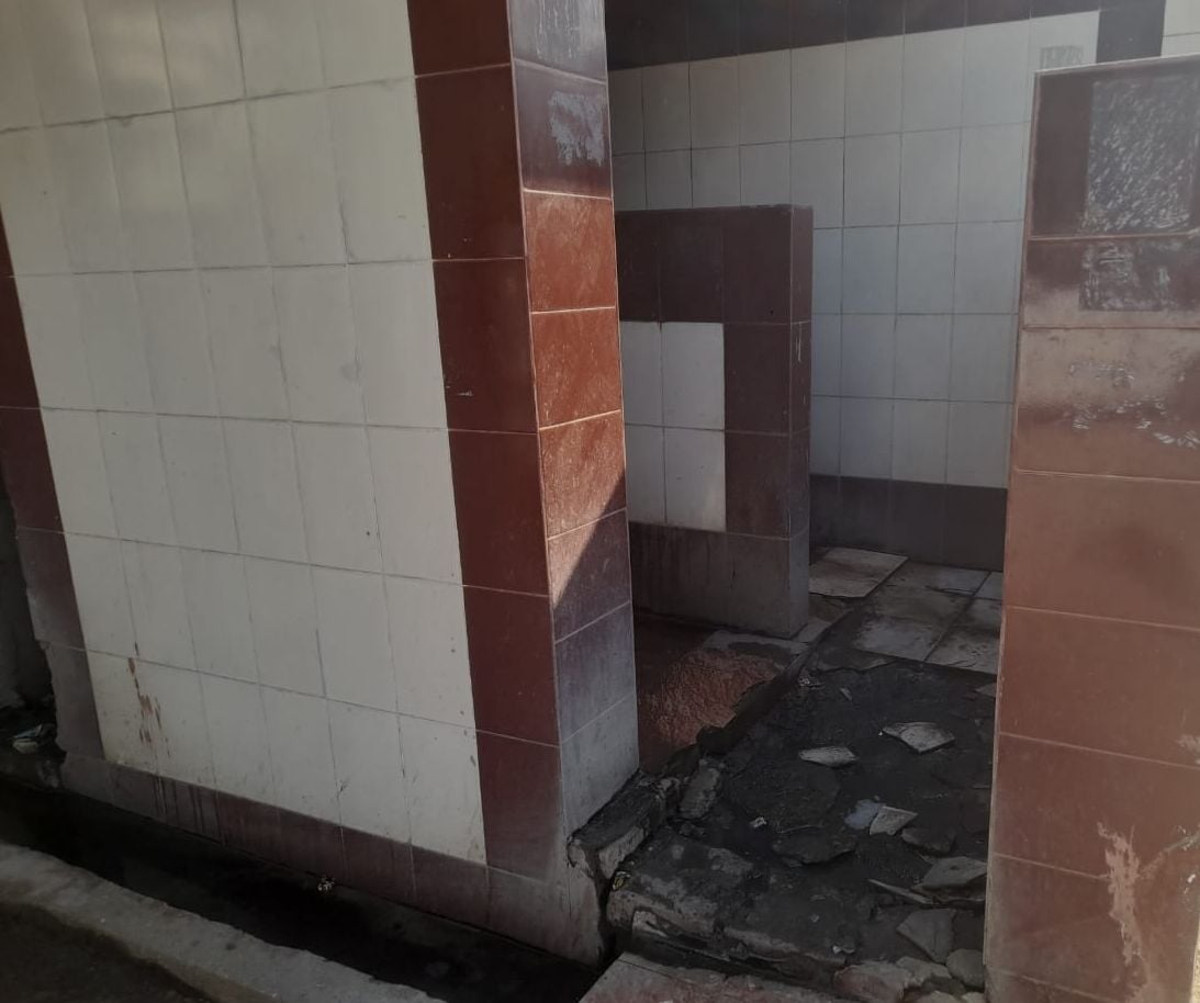 बंडा के गांव बंडी में सामुदायिक शौचालय में पड़ा ताला। संवाद