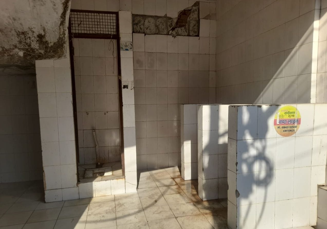 बंडा के गांव बंडी में सामुदायिक शौचालय में पड़ा ताला। संवाद