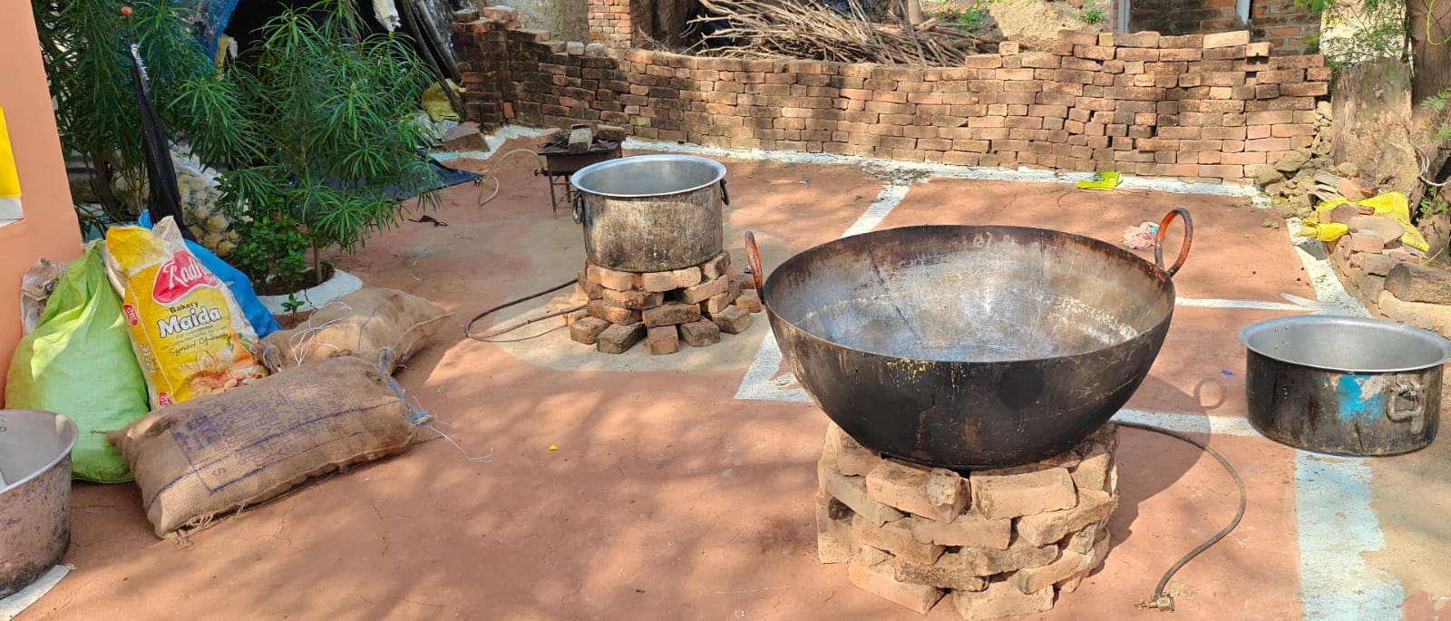 फोटो - 01 दाढ़ी गांव पहुंचे आरती के मायके पक्ष के लोग। संवाद फोटो - 01 दाढ़ी गांव पहुंचे आरती के मायके पक्ष के लोग। संवाद