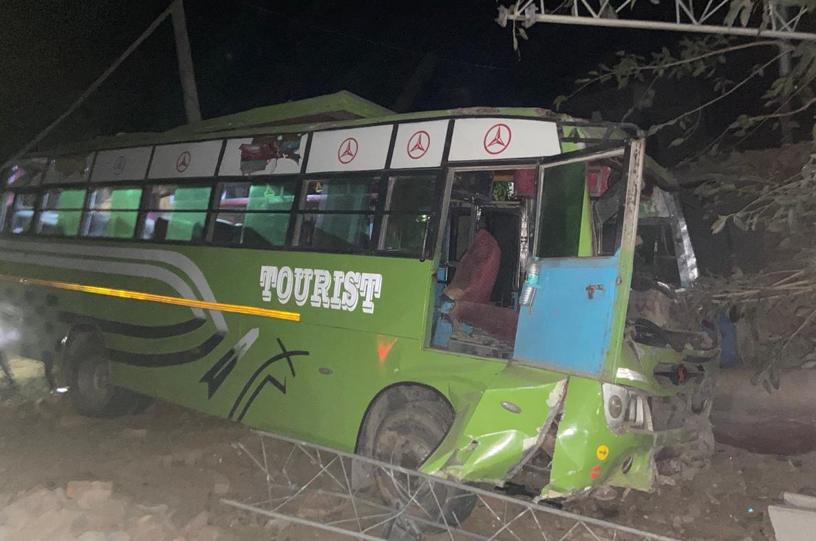 फोटो-10- बस दुर्घटना के बाद सीएचसी हरपालपुर में मौजूद बाराती। संवाद फोटो-10- बस दुर्घटना के बाद सीएचसी हरपालपुर में मौजूद बाराती। संवाद