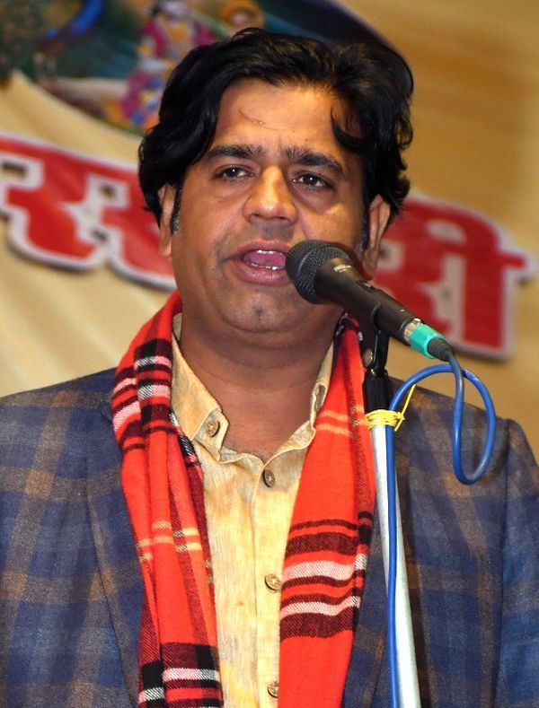 फोटो 18 एमएएचपी 10 परिचय-कविता पेश करते छतरपुर के अभिराम पाठक। संवाद फोटो 18 एमएएचपी 10 परिचय-कविता पेश करते छतरपुर के अभिराम पाठक। संवाद