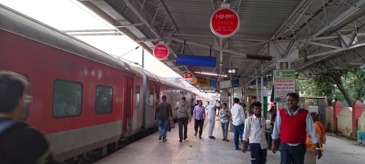 फोटो-23-यात्रियों से जानकारी लेते सीओ जीआरपी सलीम खान। संवाद फोटो-23-यात्रियों से जानकारी लेते सीओ जीआरपी सलीम खान। संवाद