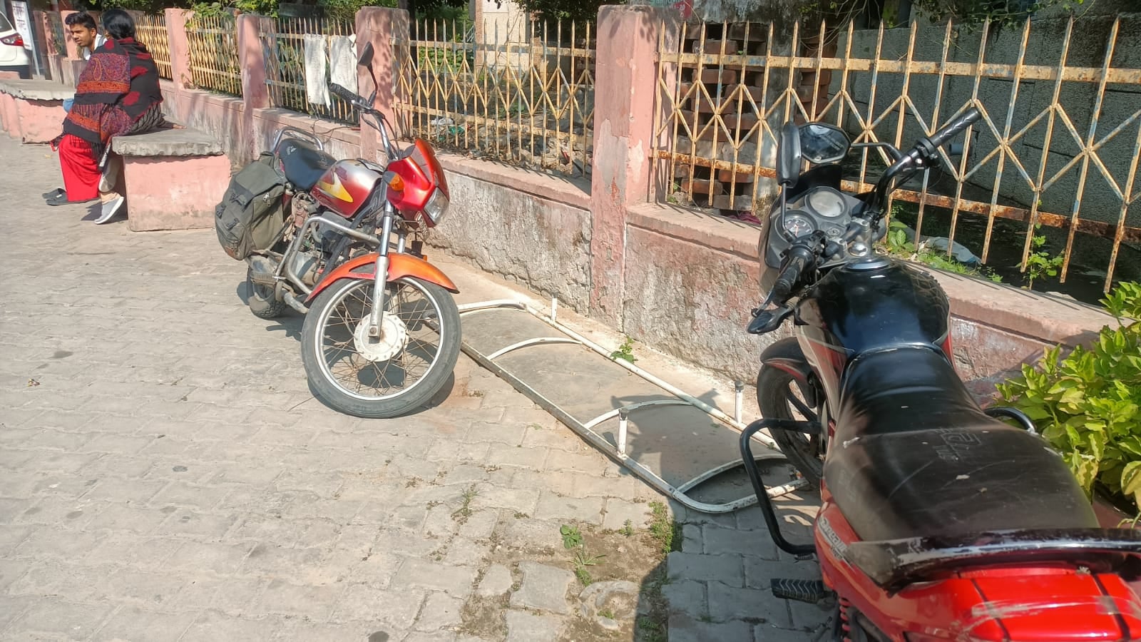 फोटो-30 लोहिया इमरजेंसी वाहन स्टैंड के पास पड़ा स्ट्रैचर। संवाद फोटो-30 लोहिया इमरजेंसी वाहन स्टैंड के पास पड़ा स्ट्रैचर। संवाद