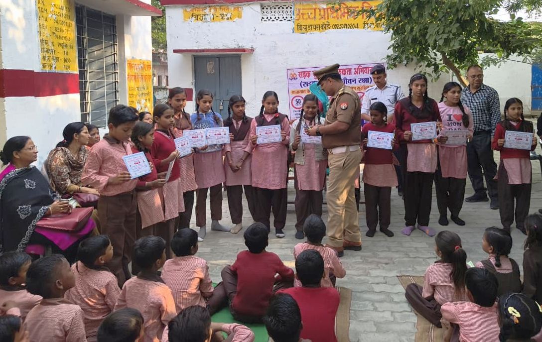 फोटो-32-चंदन हॉस्पिटल को सील करने के बाद मौजूद डिप्टी सीएम डॉ. मनोज सिंह व अन्य। स्रोत स्वास्थ फोटो-32-चंदन हॉस्पिटल को सील करने के बाद मौजूद डिप्टी सीएम डॉ. मनोज सिंह व अन्य। स्रोत स्वास्थ