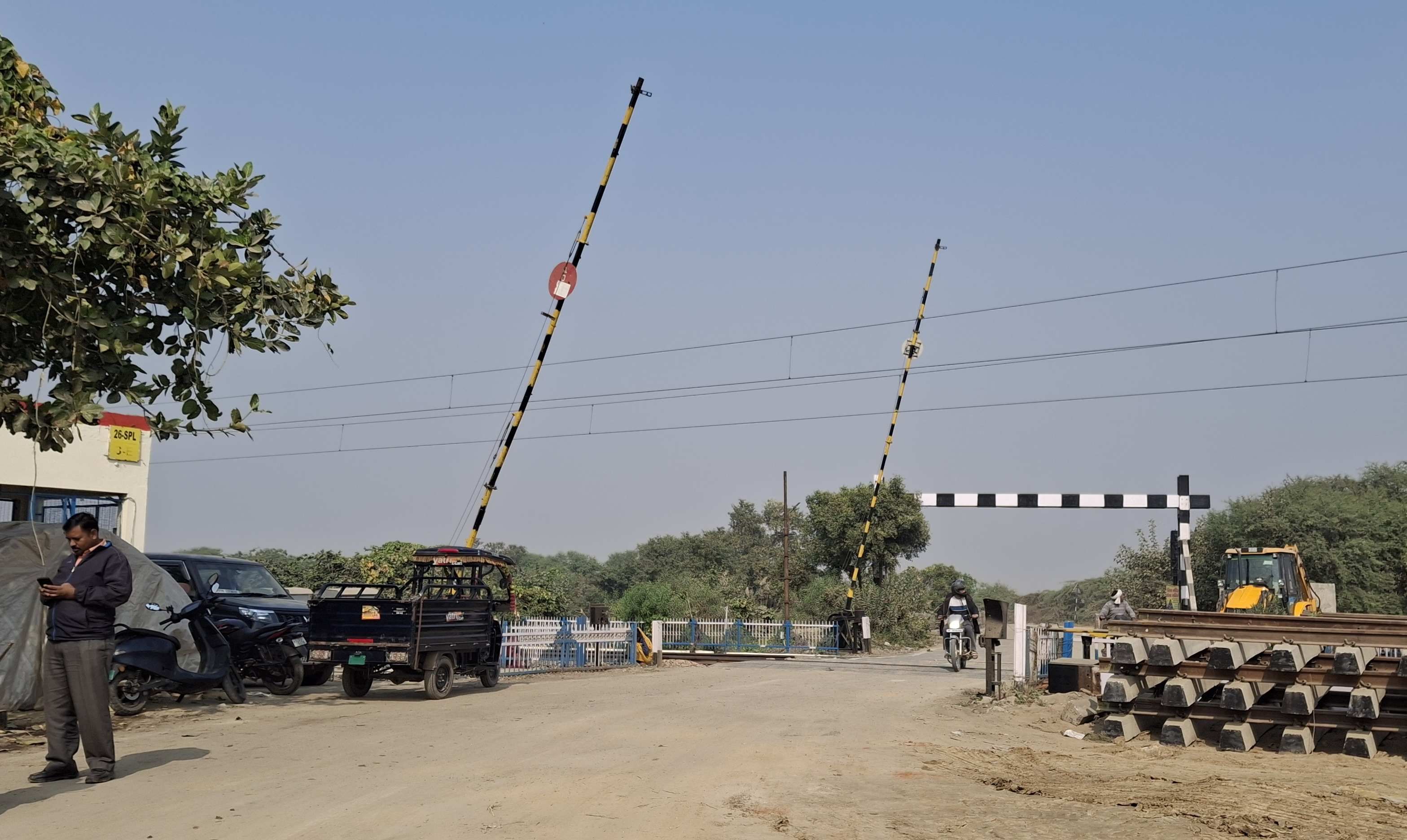 -फोटो 60 : बराही-सांखोल रेलवे फाटक के पास चल रहा पुल का काम। संवाद