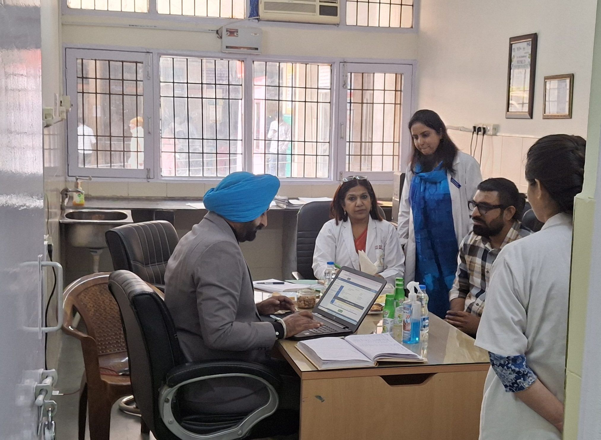 -फोटो 68 : नागरिक अस्पताल में शिकायत पेटी के पास लगाया गया पेन और कागज। संवाद