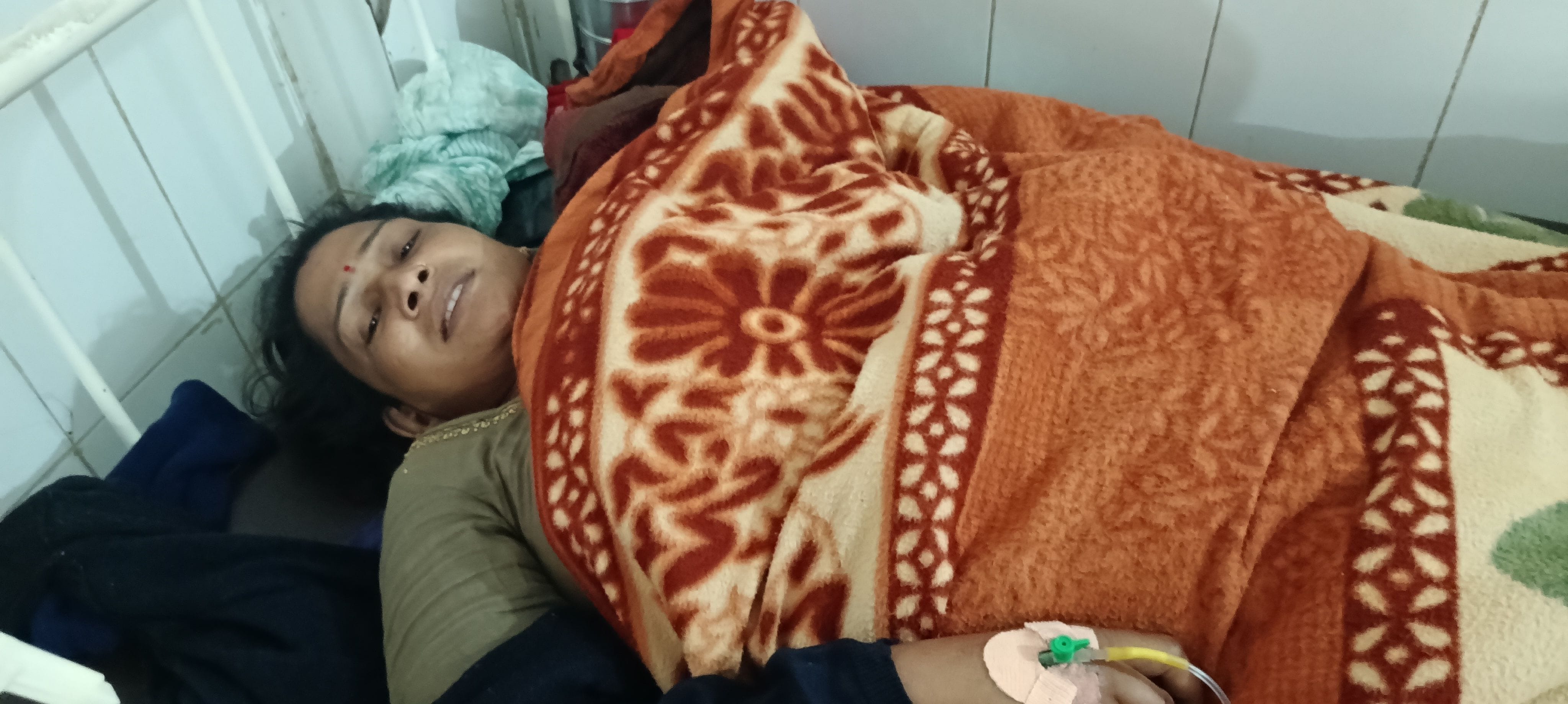 फोटो संख्या:71- ऑपरेशन के बाद उपचाराधीन पिस्ता देवी---संवाद फोटो संख्या:71- ऑपरेशन के बाद उपचाराधीन पिस्ता देवी---संवाद