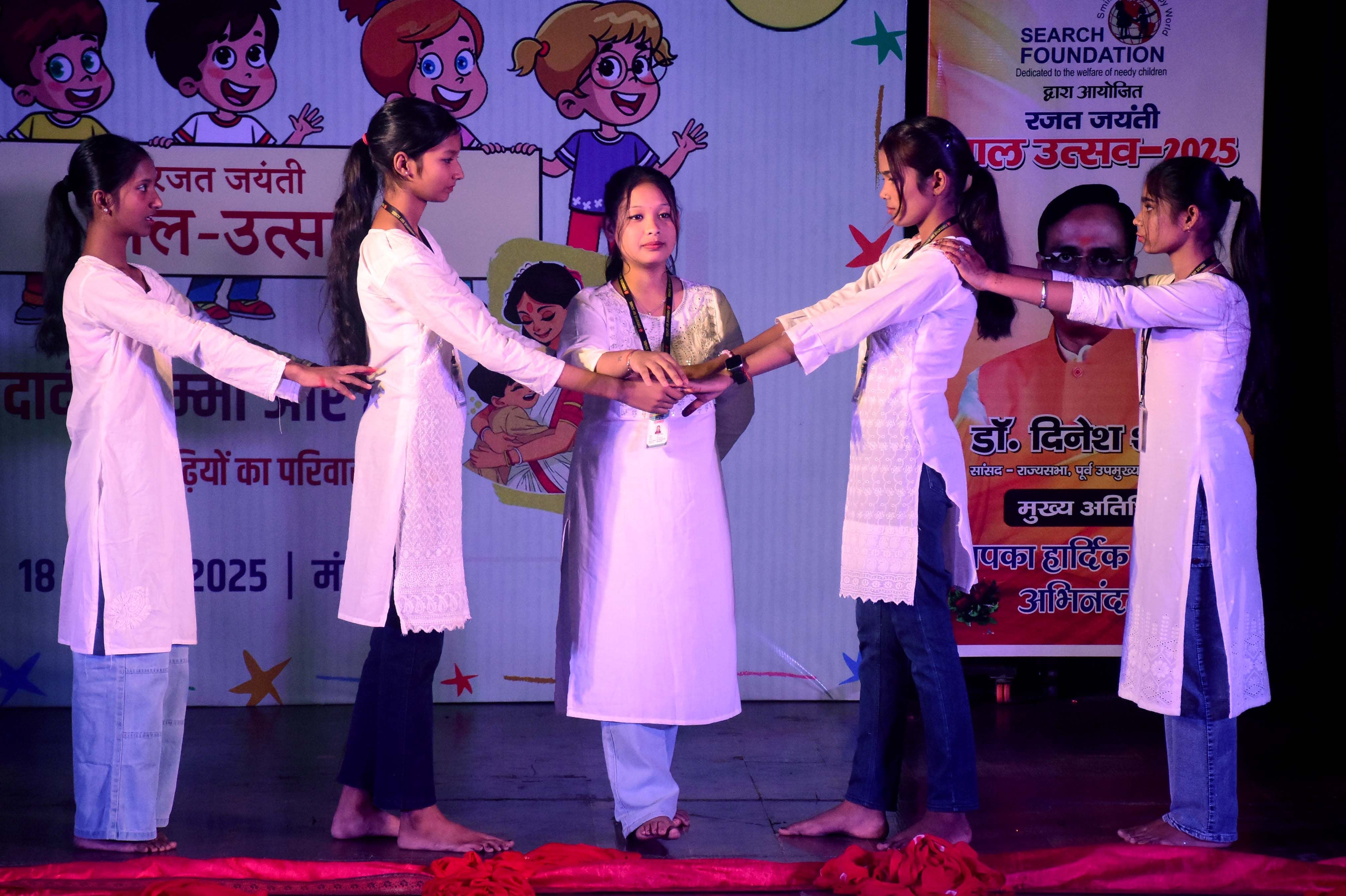 गोमतीनगर स्थित अंतरराष्ट्रीय बौद्ध शोध संस्थान के सभागार में मंगलवार को 25वां बाल उत्सव ''दादी,