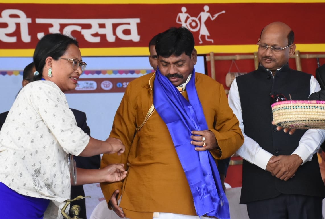 गोमतीनगर स्थित इंदिरा गांधी प्रतिष्ठान में 13 से 18 नवंबर तक चले जनजाति भागीदारी उत्सव का मंगलव गोमतीनगर स्थित इंदिरा गांधी प्रतिष्ठान में 13 से 18 नवंबर तक चले जनजाति भागीदारी उत्सव का मंगलव
