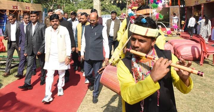 गोमतीनगर स्थित इंदिरा गांधी प्रतिष्ठान में 13 से 18 नवंबर तक चले जनजाति भागीदारी उत्सव का मंगलव गोमतीनगर स्थित इंदिरा गांधी प्रतिष्ठान में 13 से 18 नवंबर तक चले जनजाति भागीदारी उत्सव का मंगलव