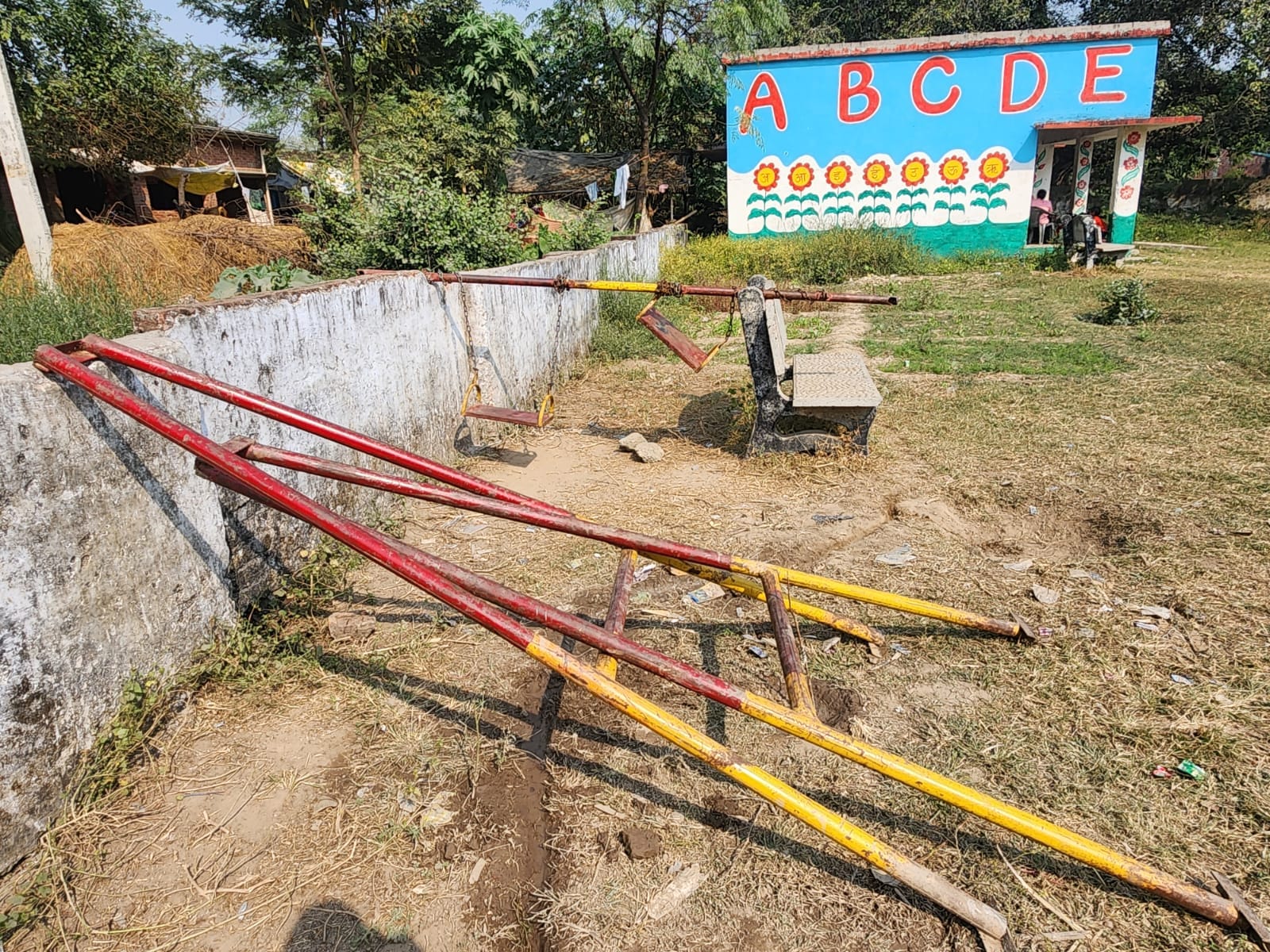इटारा प्राथमिक स्कूल में खुला पड़ा शौचालय का टैंक-संवाद