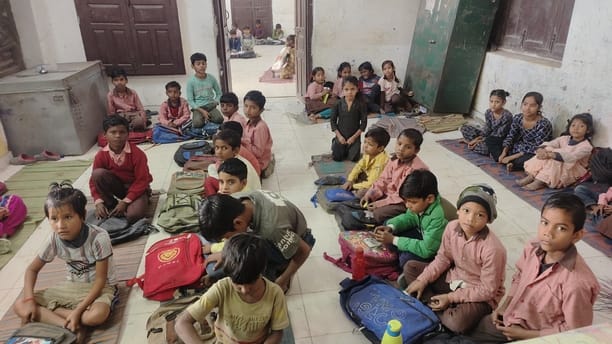 इटारा प्राथमिक स्कूल में खुला पड़ा शौचालय का टैंक-संवाद
