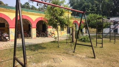 इटारा प्राथमिक स्कूल में खुला पड़ा शौचालय का टैंक-संवाद