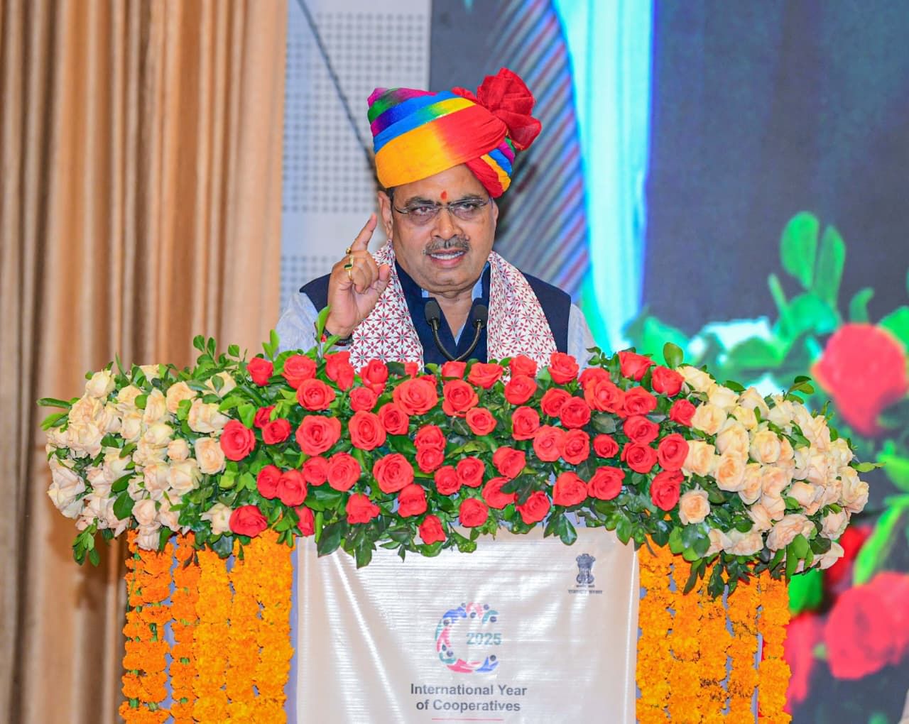 कैबिनेट बैठक की ब्रीफिंग करते हुए कैबिनेट मंत्री कर्नल राज्यवर्धन सिंह राठौड़, डॉ प्रेमचंद बेरव