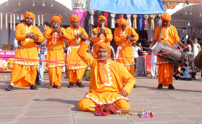 कुरुक्षेत्र। अंतरराष्ट्रीय गीता महोत्सव में ब्रह्मसरोवर के घाट पर धमाल मचाते पंजाब के कलाकार। आ
