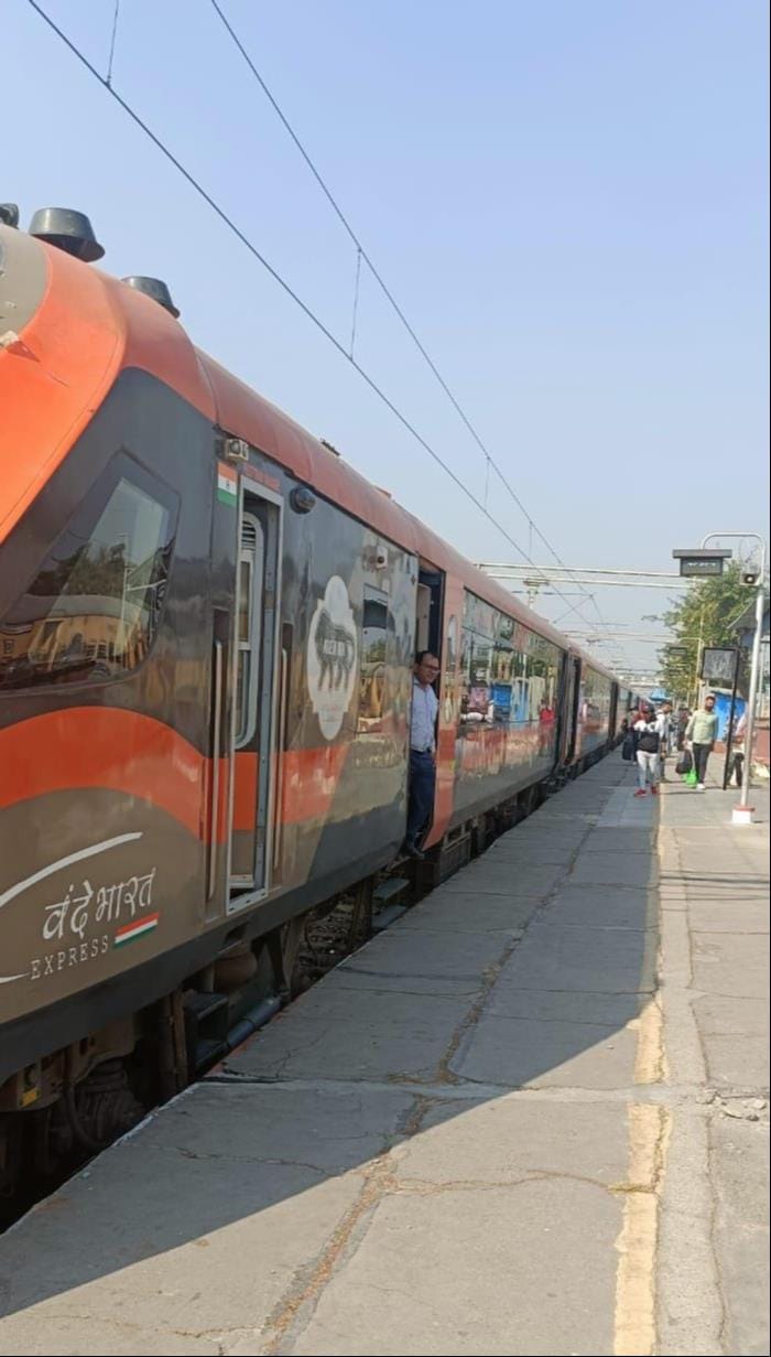 कुरुक्षेत्र। रेलवे स्टेशन पर यात्रियों के लिए रुकी वंदे भारत। संवाद कुरुक्षेत्र। रेलवे स्टेशन पर यात्रियों के लिए रुकी वंदे भारत। संवाद