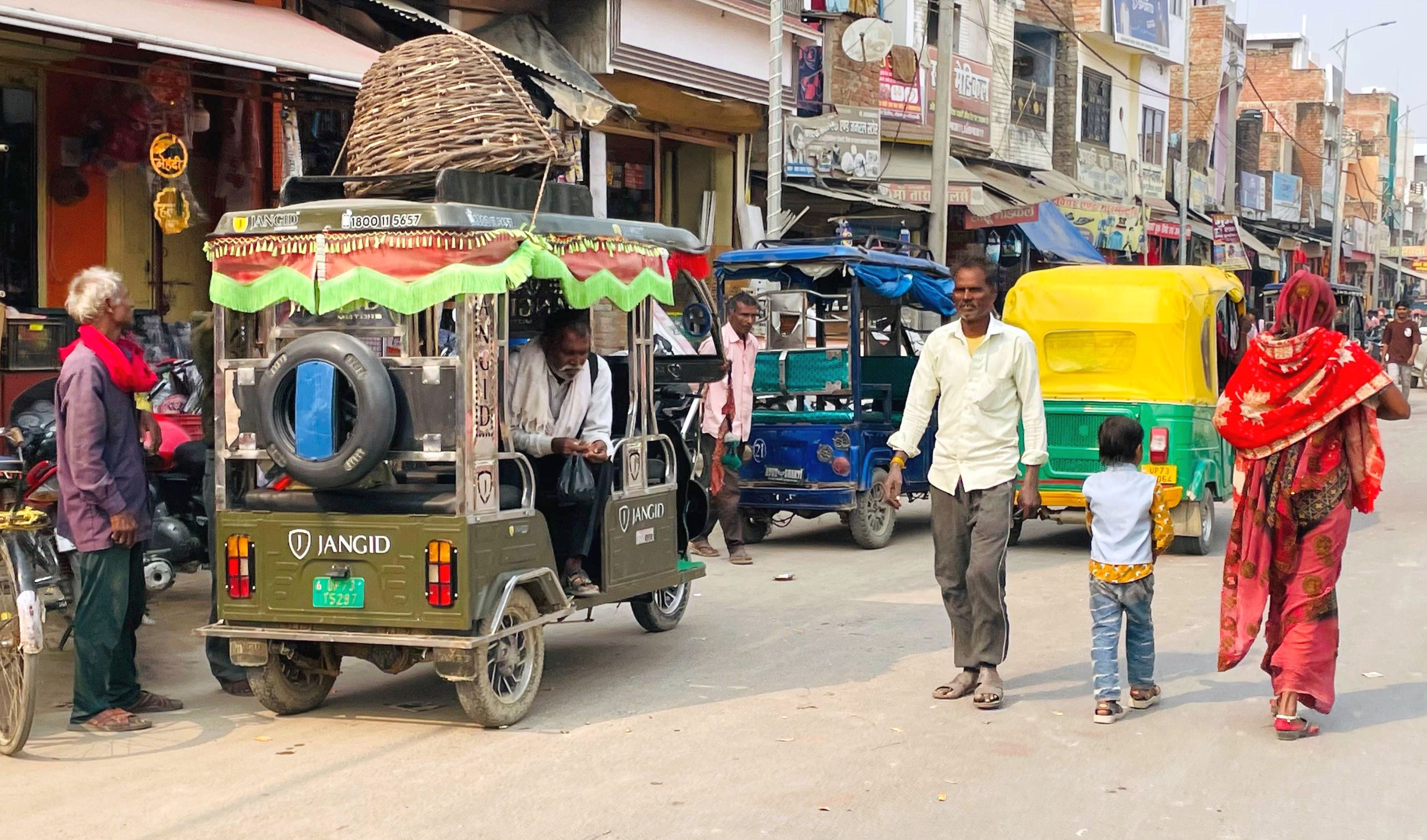 करारी रोड स्थित अस्थाई पार्किंग में खड़े निजी वाहन। संवाद करारी रोड स्थित अस्थाई पार्किंग में खड़े निजी वाहन। संवाद