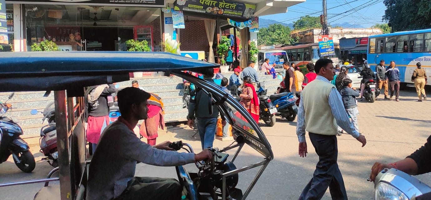 कोटद्वार में पहाड़ के ब्रांच रूटों की बसों का इंतजार करती सवारियां। संवाद कोटद्वार में पहाड़ के ब्रांच रूटों की बसों का इंतजार करती सवारियां। संवाद