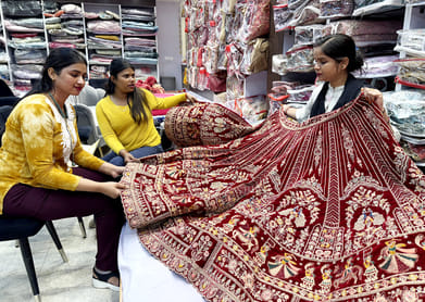 लहंगे की खरिदारी करते लोग । संवाद लहंगे की खरिदारी करते लोग । संवाद