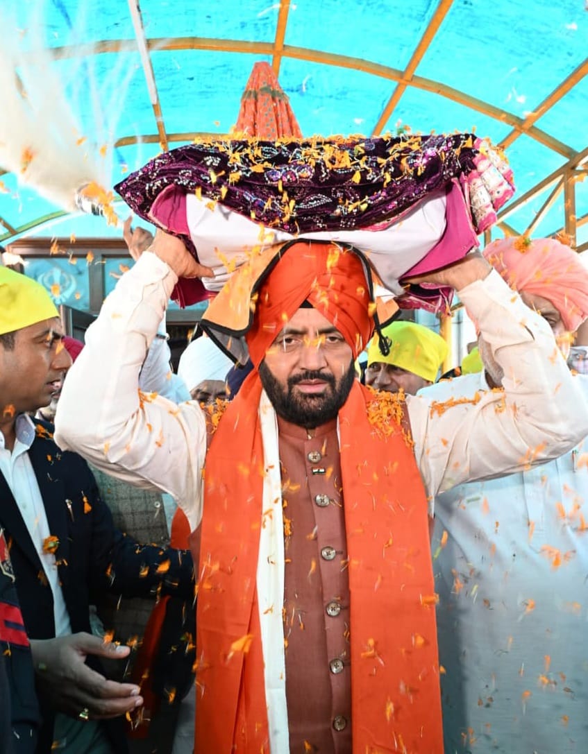 मुख्यमंत्री नायब सिंह सैनी साढौरा स्थित गुरुद्वारा ड्योडी साहिब में श्री गुरु ग्रंथ साहिब को च मुख्यमंत्री नायब सिंह सैनी साढौरा स्थित गुरुद्वारा ड्योडी साहिब में श्री गुरु ग्रंथ साहिब को च