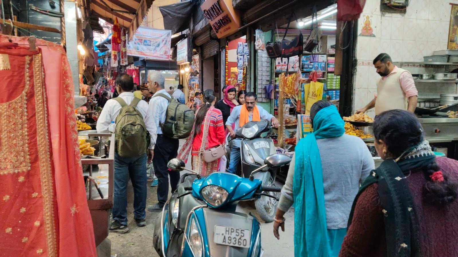 नगर परिषद नादौन के तहत सड़क सजी दुकानदारी व खड़े किए गए वाहन। संवाद