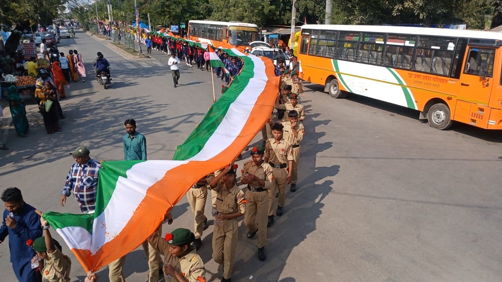 पलिया में निकली एकता पदयात्रा में शामिल विधायक व अन्य लोग। संवाद पलिया में निकली एकता पदयात्रा में शामिल विधायक व अन्य लोग। संवाद