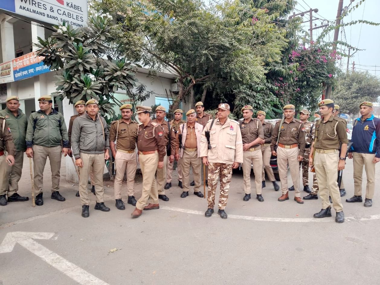 संभल में सत्यव्रत चौकी परिसर में सीसीटीवी कैमरे से निगरानी पुलिस। संवाद