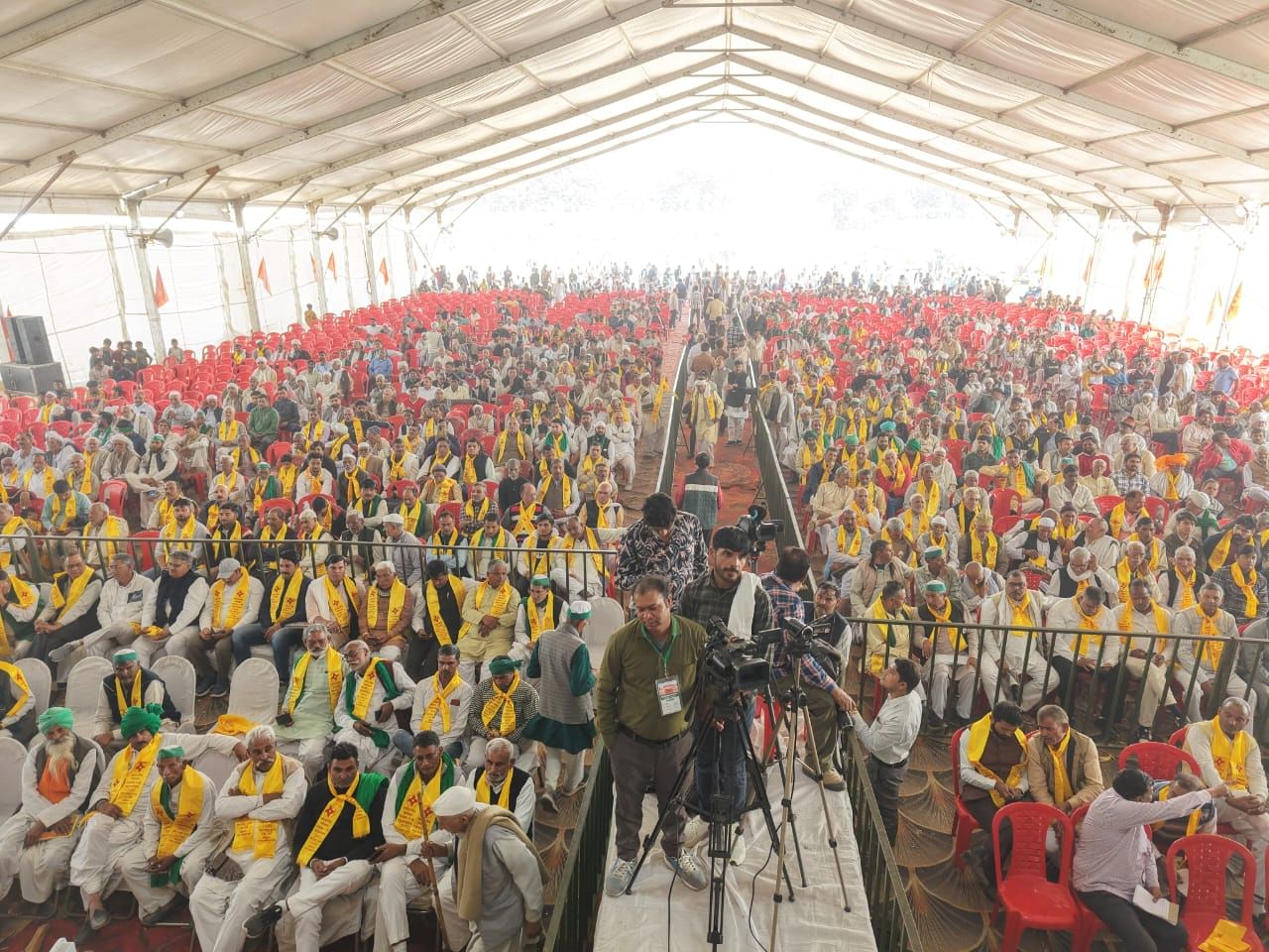 सोरम सर्वखाप सर्वजातीय महापंचायत में पहुंचे  ग्रामीण और मंचासीन खाप चौधरी : संवाद