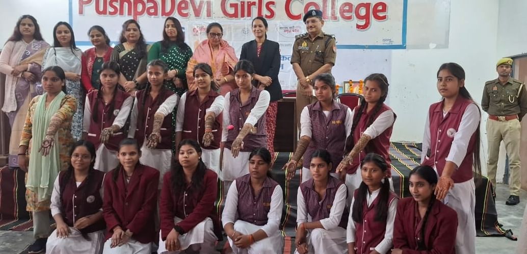 सदर तहसील सभागार में बुधवार को महिलाओं की समस्याएं सुनतीं महिला आयोग की सदस्य मीना कुमारी। संवा