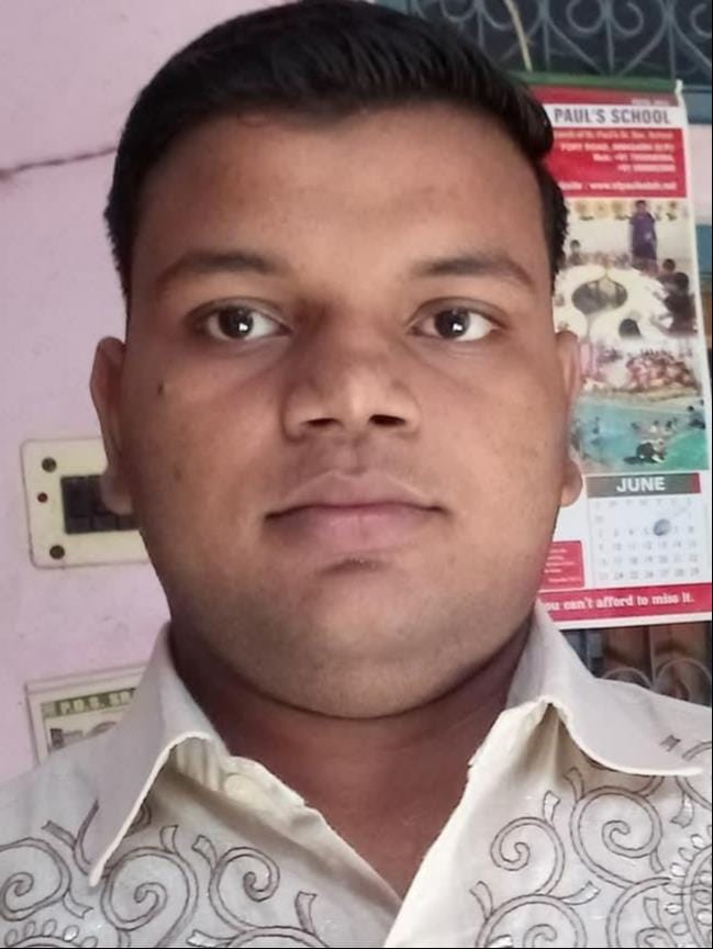 शहर के आगरा रोड पर कूड़े के ढेर पर भोजन तलाशते निराश्रित गोवंश। संवाद शहर के आगरा रोड पर कूड़े के ढेर पर भोजन तलाशते निराश्रित गोवंश। संवाद
