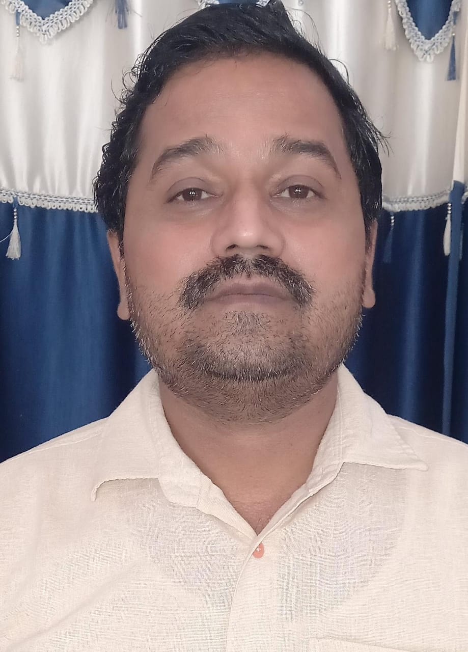 शहर के आगरा रोड पर कूड़े के ढेर पर भोजन तलाशते निराश्रित गोवंश। संवाद शहर के आगरा रोड पर कूड़े के ढेर पर भोजन तलाशते निराश्रित गोवंश। संवाद