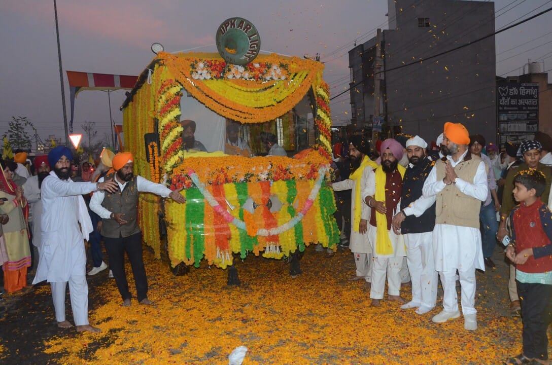श्री गुरु तेग बहादुर के 350वें शहीदी वर्ष के उपलक्ष्य में अंबाला छावनी के बाजारों में निकाले ग श्री गुरु तेग बहादुर के 350वें शहीदी वर्ष के उपलक्ष्य में अंबाला छावनी के बाजारों में निकाले ग