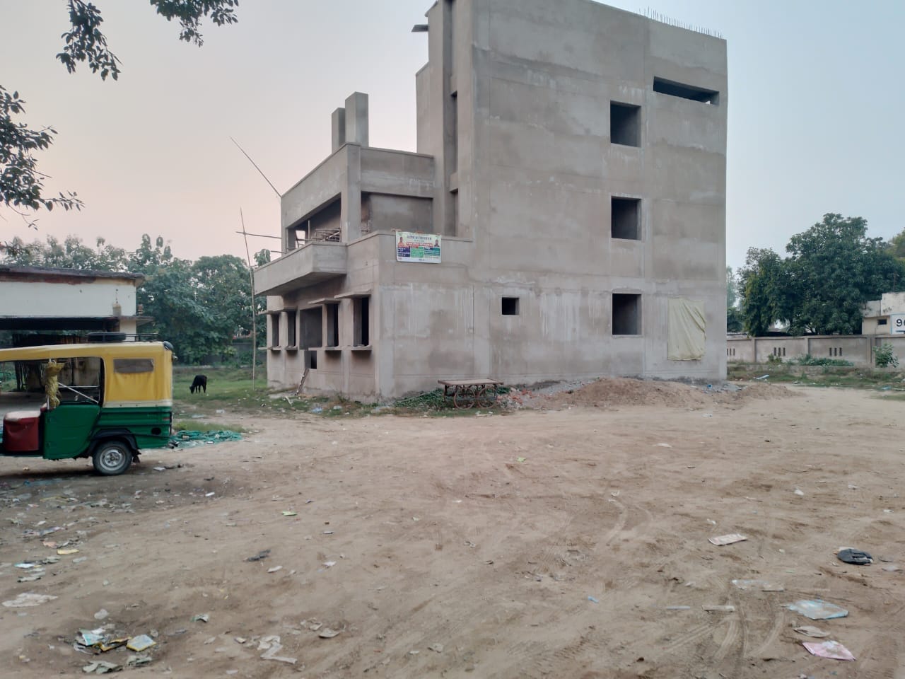 दोहरीघाट स्थित रोडवेज परिसर का भवन।संवाद