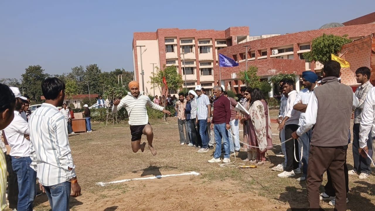 वार्षिक खेल महोत्सव के विजेता खिलाड़ियों के साथ मुख्य अतिथि व स्टाफ। संस्थान