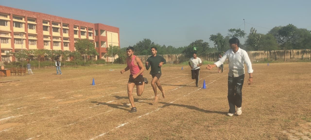 वार्षिक खेल महोत्सव के विजेता खिलाड़ियों के साथ मुख्य अतिथि व स्टाफ। संस्थान