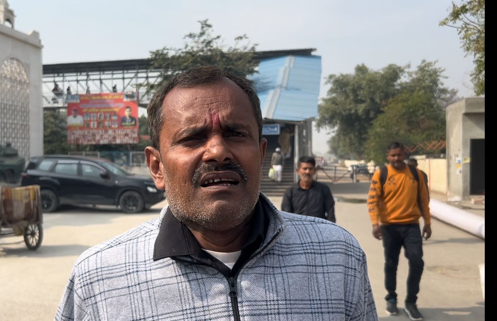 10...रोहतक बस स्टैंड पर बहादुरगढ़ की बस आने के बाद सवार होने के लिए भागदौड़ करते यात्री। संवाद