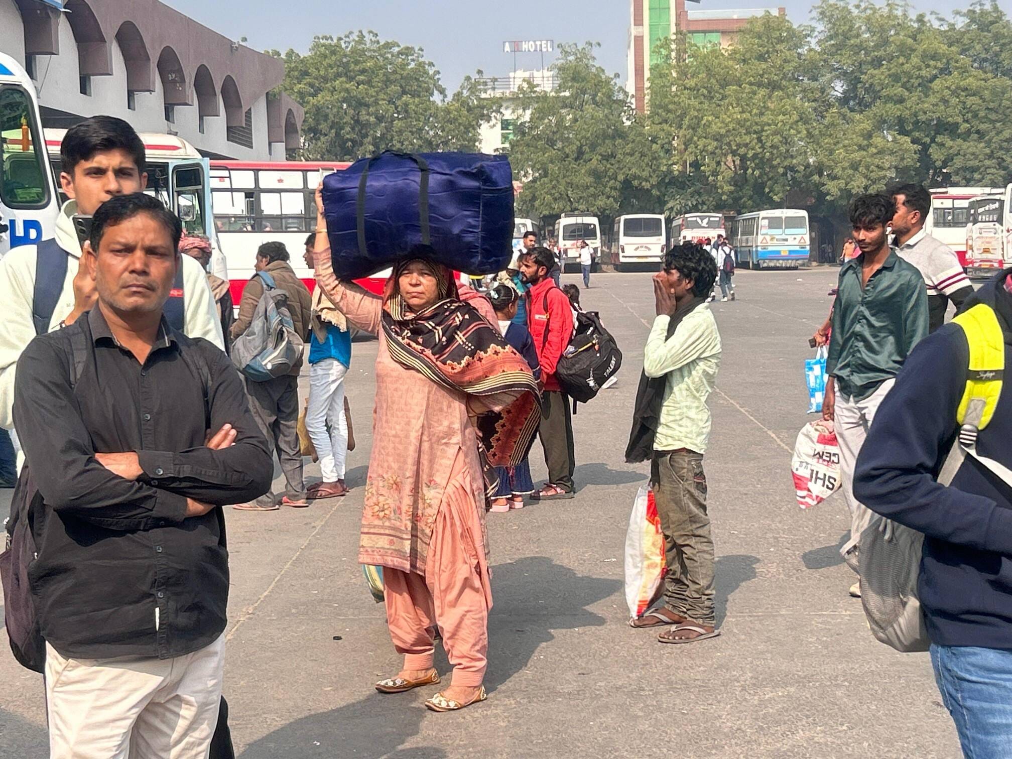 10...रोहतक बस स्टैंड पर बहादुरगढ़ की बस आने के बाद सवार होने के लिए भागदौड़ करते यात्री। संवाद