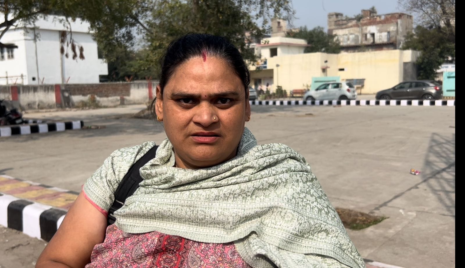 10...रोहतक बस स्टैंड पर बहादुरगढ़ की बस आने के बाद सवार होने के लिए भागदौड़ करते यात्री। संवाद