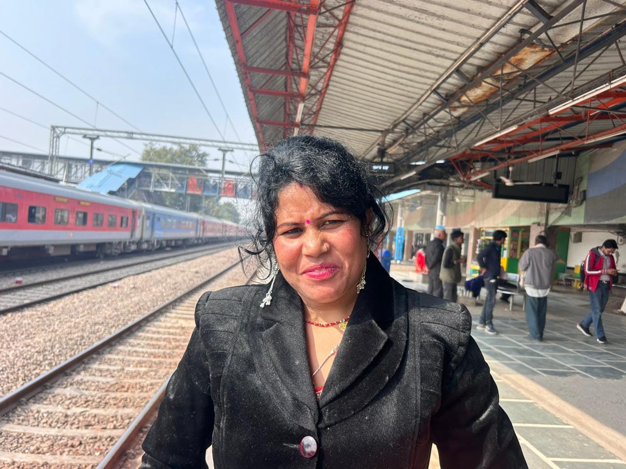 10...रोहतक बस स्टैंड पर बहादुरगढ़ की बस आने के बाद सवार होने के लिए भागदौड़ करते यात्री। संवाद