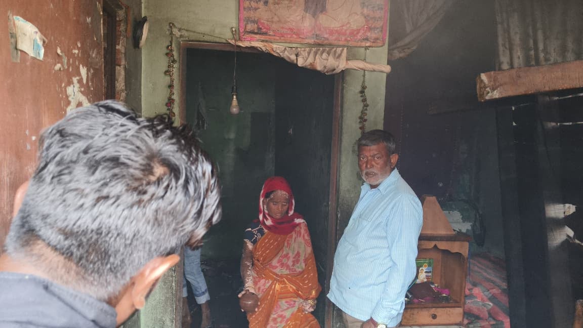 बी ब्लॉक में घर लगी आग को बुझने दमकल कर्मी स्रोत संवाद
