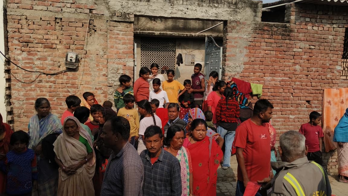 बी ब्लॉक में घर लगी आग को बुझने दमकल कर्मी स्रोत संवाद