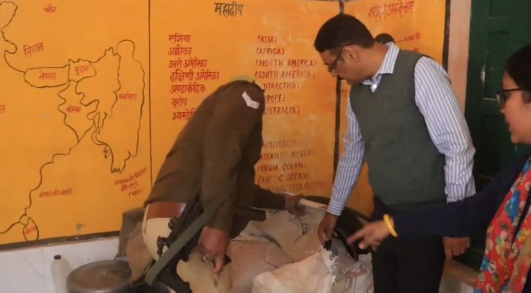 बघौली के झिनखाल बंजरिया विद्यालय में बच्चों के शैक्षित स्तर का मूल्याकंन करते डीएम-स्रोत सूचन