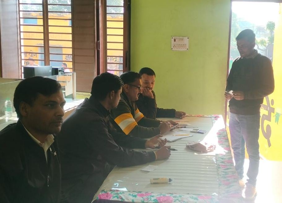 बहादराबाद किसान सेवा सहकारी समिति में मतदान करते वोटर । बहादराबाद किसान सेवा सहकारी समिति में मतदान करते वोटर ।