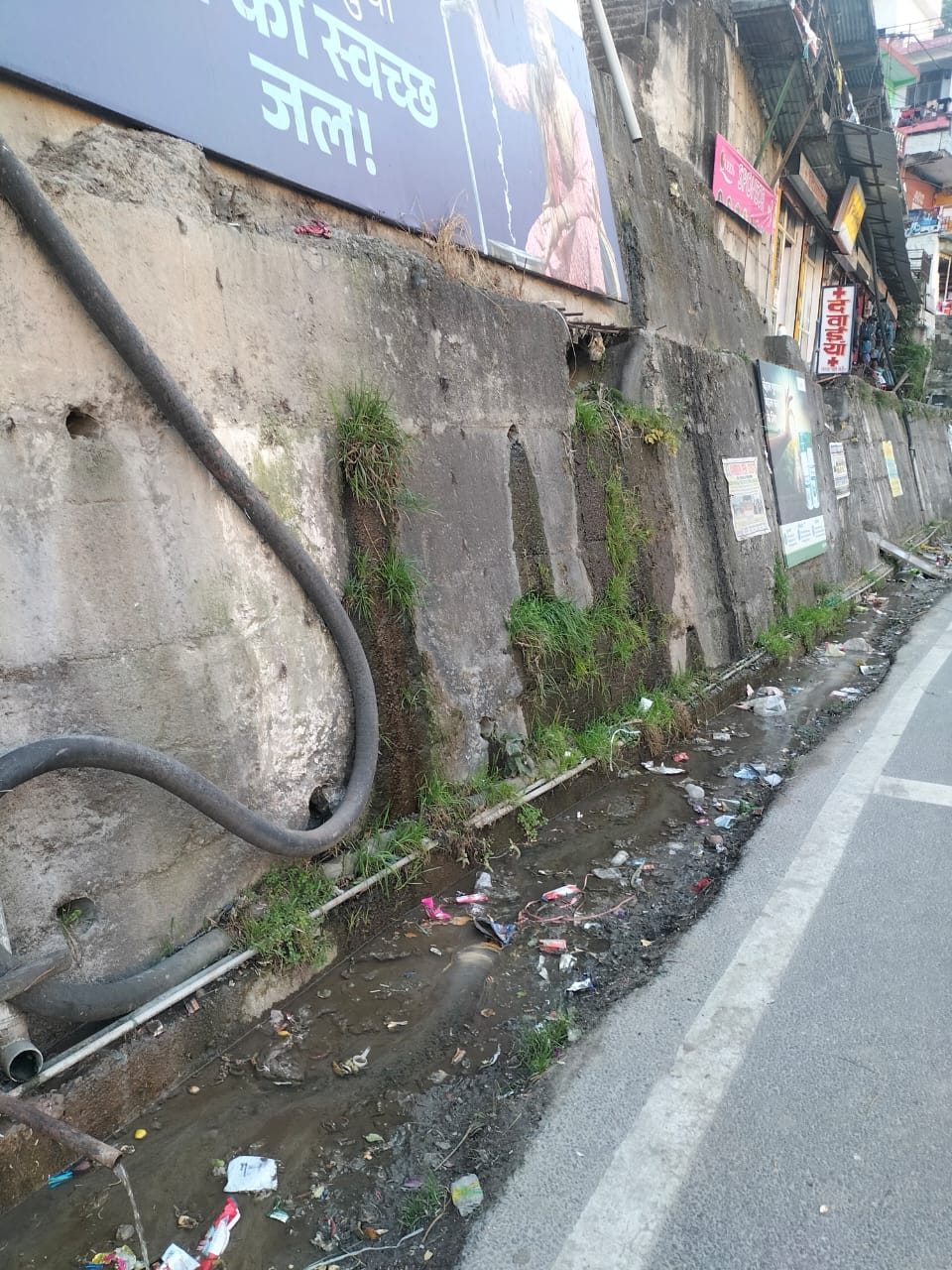 भावानगर में खुले में बह रहा सीवरेज का पानी। संवाद