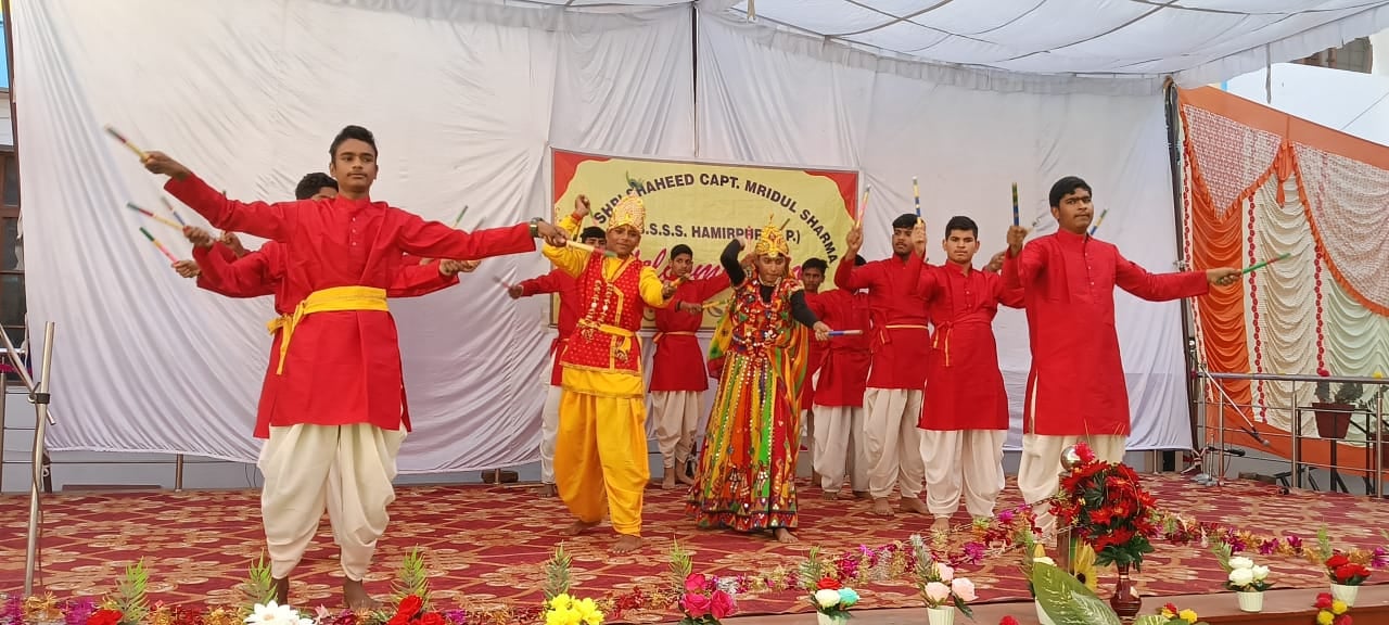 बाल स्कूल हमीरपुर में वार्षिक समारोह में देशभक्ति गीत पर प्रस्तुति देते छात्र। संवाद बाल स्कूल हमीरपुर में वार्षिक समारोह में देशभक्ति गीत पर प्रस्तुति देते छात्र। संवाद