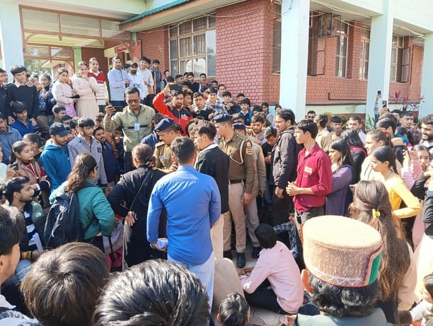 बलाहर स्थित केंद्रीय संस्कृत विश्वविद्यालय परिसर में प्रशासन की कथित मनमानी के विरोध में मुख्य बलाहर स्थित केंद्रीय संस्कृत विश्वविद्यालय परिसर में प्रशासन की कथित मनमानी के विरोध में मुख्य