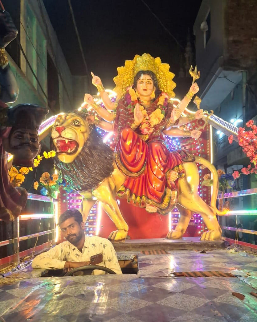 बिल्सी में निकाली गई वाल्मीकि शोभायात्रा में शामिल गणेश जी की झांकी। संवाद